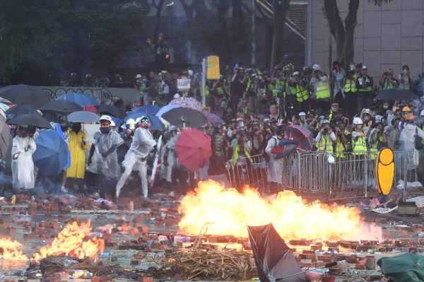 香港理工大學外有暴徒向警方投擲汽油彈。