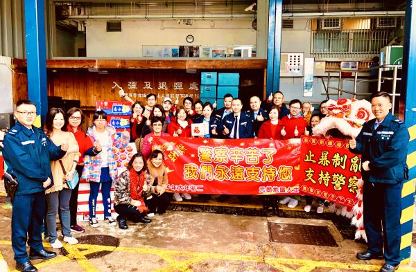 市民自發到元朗警局慰問警隊